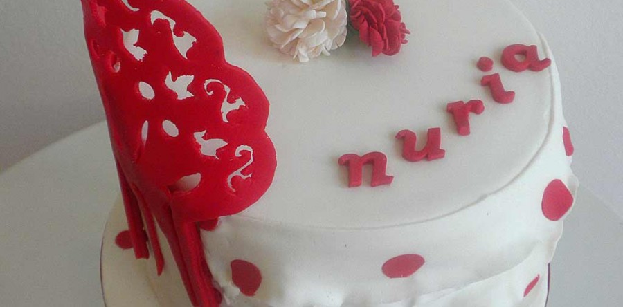 Con volantes, lunares, claveles y peineta