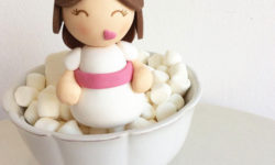 Comunión niña con lazo rosa