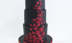 Flores rojas sobre fondo negro